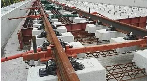 铁路铺轨工作大致分五步进行