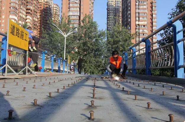 什么？这四座人行天桥竟然安“剪力钉子”！